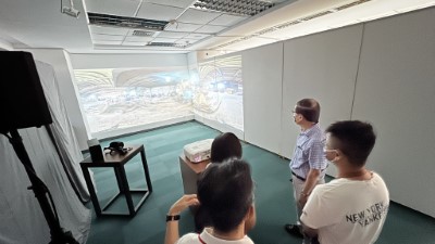 張岱處長體驗VR虛擬實境教材