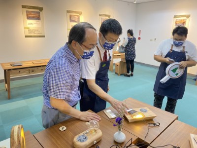 林翰謙校長向張岱處長說明團隊開發的創意3C家飾作品