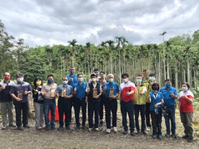 嘉義林管處同時致贈所有認養企業代表感謝牌，謝謝企業攜手公部門造林減碳