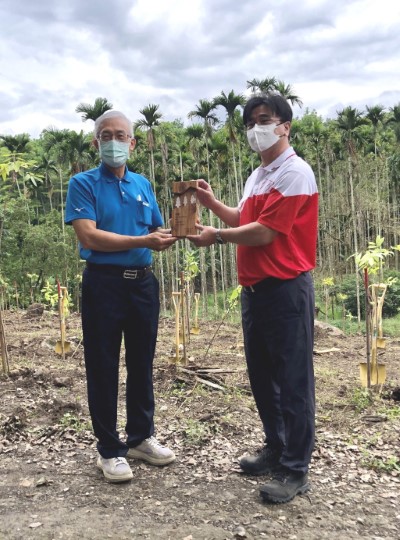 嘉義林管處鄭鈞謄秘書致贈璨揚企業黃文献董事長感謝牌，謝謝璨揚廣邀其下供應商攜手支持公部門造林計畫