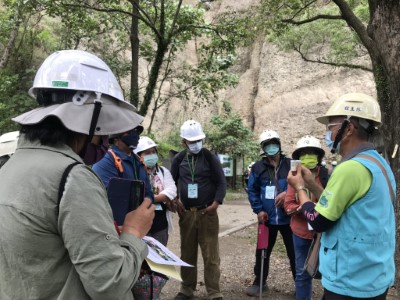 「阿木哥」介紹六龜地區採樟歷史時，從隨身百寶袋秀出解說小道具(樟腦油、腦砂)