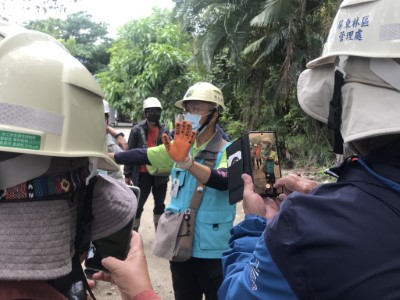 十八羅漢山自然保護區專業導覽人員「阿木哥」使出渾身解數，展演生動地解說