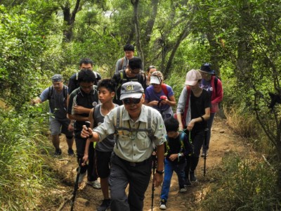 於火炎山山徑由專業解說員帶隊進行生態導覽