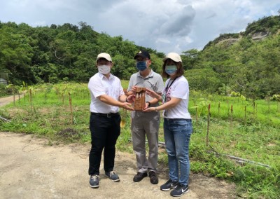 張岱處長致贈感謝牌給群創光電，感謝企業與政府攜手以實際行動實踐對環境永續的理念