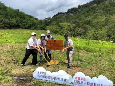 由群創光電人資管理處潘欣玫處長、中央安全衛生處許躍寶經理及嘉義林區管理處張岱處長共同代表栽植苗木及插牌