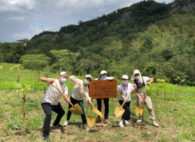 群創光電也號召員工以行動參與植樹造林，與政府攜手營造優質森林