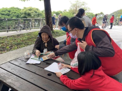 現場賞鷹及登山民眾參與命名投票情形(攝影者黃宇群)1