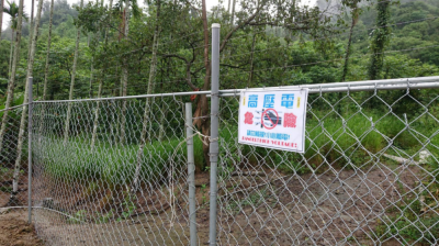 電圍網透過高電壓低電流的電牧導線防治獼猴危害農作，架設方式安全且不會造成人與野生動物的傷害