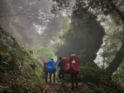 特遣隊員重裝深入山林(新竹林區管理處提供)