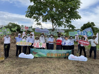 大亞集團邀集關係企業同仁共同參與植樹活動，嘉義林管處由鄭鈞謄秘書代表致贈感謝牌，謝謝企業與政府攜手以實際行動實踐友善環境理念