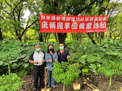 (由左至右)建功村村長孔德成、屏東林管處處長楊瑞芬、建功社區發展協會理事長謝秋郎合照