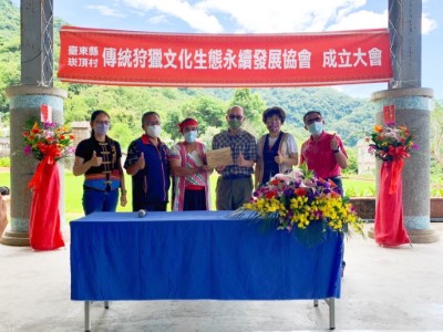 臺東林管處致贈以國產材所製作的協會名稱牌誌