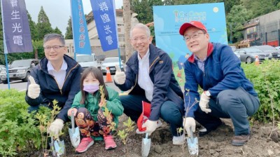 群創光電楊柱祥總經理、群創教育基金會王志超董事長及嘉義林管處張岱處長帶領群創同仁的孩童一起植樹，象徵環境教育的傳承