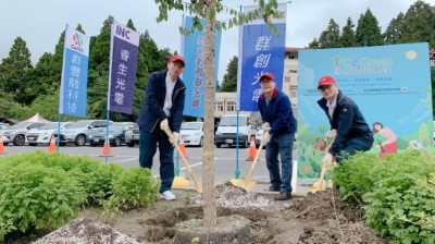 群創教育基金會王志超董事長、嘉義林管處張岱處長、群創光電楊柱祥總經理(由左至右)共同於園區旅客服務中心前栽植霧社櫻