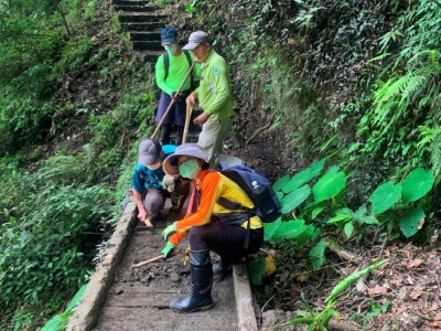 志工也細心清除跨越橋上堆積泥沙
