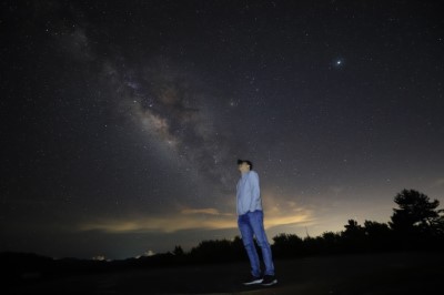 「夏季瘋銀河」天文生態體驗營除了可以觀賞夜空中的天空之河外，還能賞日出、享受森林浴，體驗阿里山不同時刻的美景