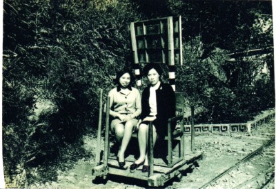 照片拍攝於1960年（民國50年代）木架藤座椅時之台車