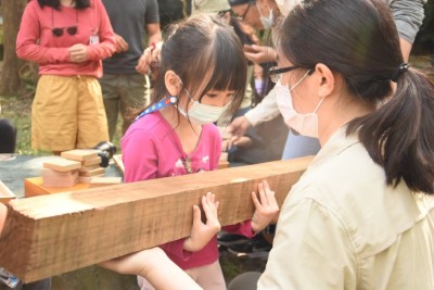 屏東處「森林碳鎖家」讓小朋友感受不同木材的紋理和重量