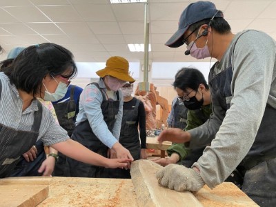 花蓮處池南植感上桌課程，讓民眾實際體驗原木打磨前與打磨後的觸感有什麼不同