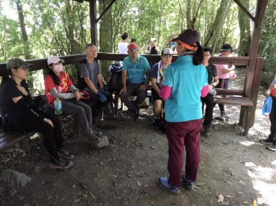 國家森林解說志工向參加淨山人員進行無痕山林宣導