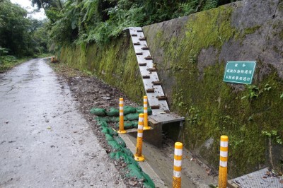 擋土牆白鐵斜坡道
