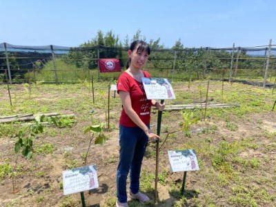 友信行股份有限公司品牌行銷經理陳惠瑜進行立牌儀式(新竹林區管理處提供)