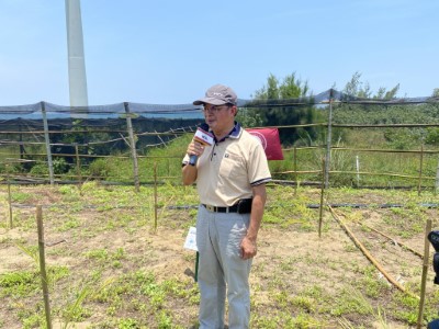 新竹林區管理處海岸林工作站主任黃森霖介紹造林地及造林工作(新竹林區管理處提供)