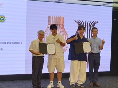 屏東林管處朱木生副處長及林試所恆春研究中心林照松主任頒發金獎給竹籠組學生團隊