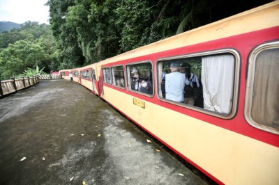 火車停靠第三觀景臺列車滿座情景