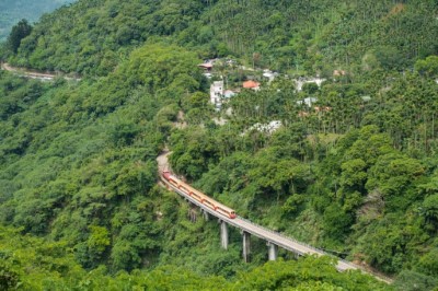 火車從樟腦寮車站開往獨立山景緻