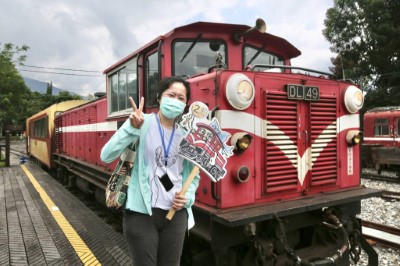 遊客於竹崎站與阿里山DL火車合影