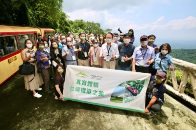 高鐵x阿里山林鐵之旅首航活動於第三觀景臺合影