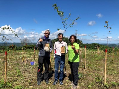 康素菁課長致贈感謝牌，感謝嘉義基督教醫院捐款認養造林