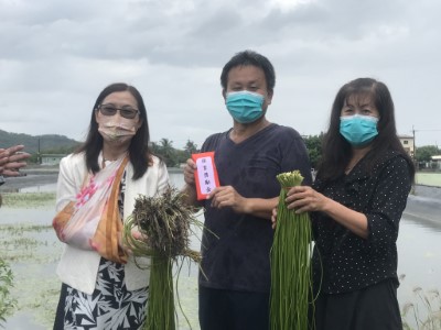 屏東林管處楊瑞芬處長(左)致贈保育獎勵金給野蓮農民李金洲先生(中)