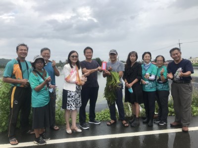 李金洲夫婦(左5、右4)轉贈保育獎勵金予高鳥水雉復育站主任陳柏豪(右5)，願為水雉保育多助一份心力