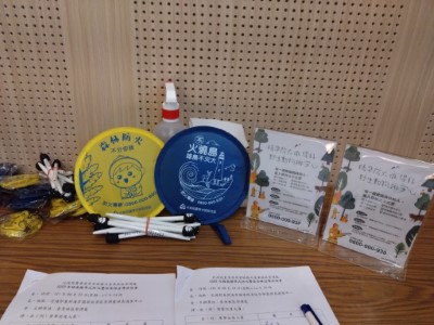 本處以綠島意象（綠島燈塔、海洋、梅花鹿、椰子蟹等）、保安林意象、森林防火標語、保林防火專線0800-000930設計綠島森林防火文宣品與海報，分送給當地居民及觀光業者宣傳森林保護的重要性。