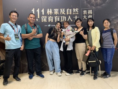 花蓮林區管理處副處長王怡靖(右三)及同仁一同祝賀張慧芬(右四)獲獎