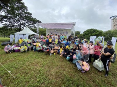 不畏風雨攜手除蔓大合照(屏東林區管理處提供)