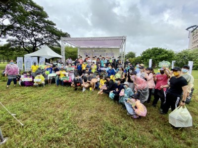 2高雄大學內民眾不畏風雨攜手除蔓，為環境付出行動