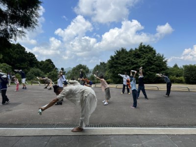 全台首位進入太陽馬戲團的張逸軍老師帶領大家進行入山儀式