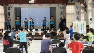 故事志工與小朋友互動情形