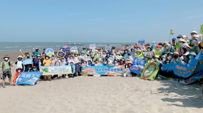17日由林務局廖一光副局長、海保署吳龍靜副署長、林務局國家森林志工聯誼會羅歲宜會長、嘉義林管處張岱處長、屏東林管處朱木生副處長等眾多長官貴賓一同帶領志工淨灘