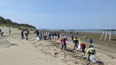 近200名志工一同為臺南北門雙春海岸淨灘