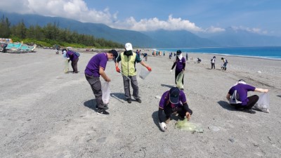 黃處長群策與康樂社區志工們一起撿拾垃圾