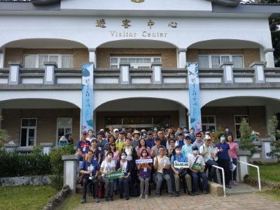 參加人員在墾丁國家森林遊樂區遊客中心大合照