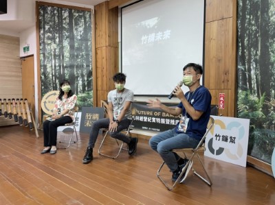 圖4、由新竹林區管理處夏榮生處長(左)，紀實影片的主角明星林志仁先生(中)、以及陪伴泰雅竹鐮幫兩年的國立中央大學USR團隊主持人鄭揚宜老師，一起上台映後幕後拍攝與心得分享~(新竹林區管理處提供)