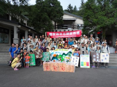 解說宣導活動學童與志工合影(新竹林管處提供)