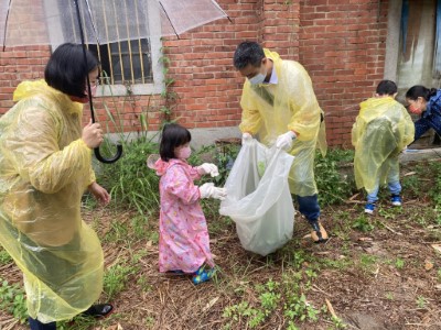 家庭一同參與除蔓活動