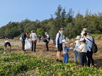 親子淨灘同時紀錄下垃圾種類，了解保安林目前面臨的廢棄物問題