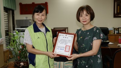 花蓮林區管理處秘書余蘭君(左)代表將圖書贈與明義國小，由校長吳惠貞(右)代表接受。
